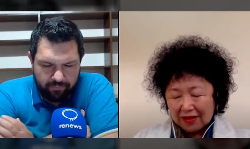Nise Yamaguchi orou pelo Brasil durante uma live com o jornalista Oswaldo Eustáquio. (Imagem: Youtube / Reprodução)