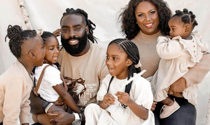 Tamela Davis e seu marido Damario Davis, jogador do New Orleans Saints, e seus filhos. (Foto: Arquivo pessoal).