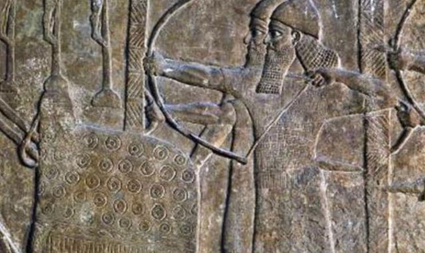 Relevo do palácio de Tiglath Pileser III em Nimrud, retratando uma cena de cerco com dois escudos maciços em forma de L protegendo os soldados assírios. (Foto cortesia: Museu Britânico)