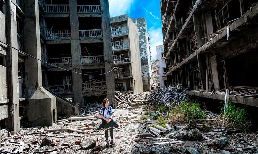 Menina entre escombros após terremoto no Japão. (Foto: Pxhere)