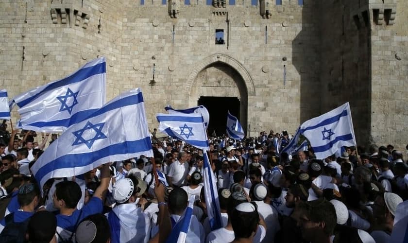 Judeus erguem bandeiras de Israel, durante manifestação anual, em Jerusalém. (Foto: The Times Of Israel)