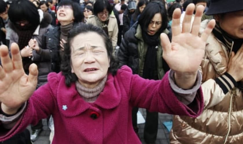 Cristãos orando pelos norte-coreanos em Seul, capital da Coreia do Sul. (Foto: Reuters/Kim Hong-ji)
