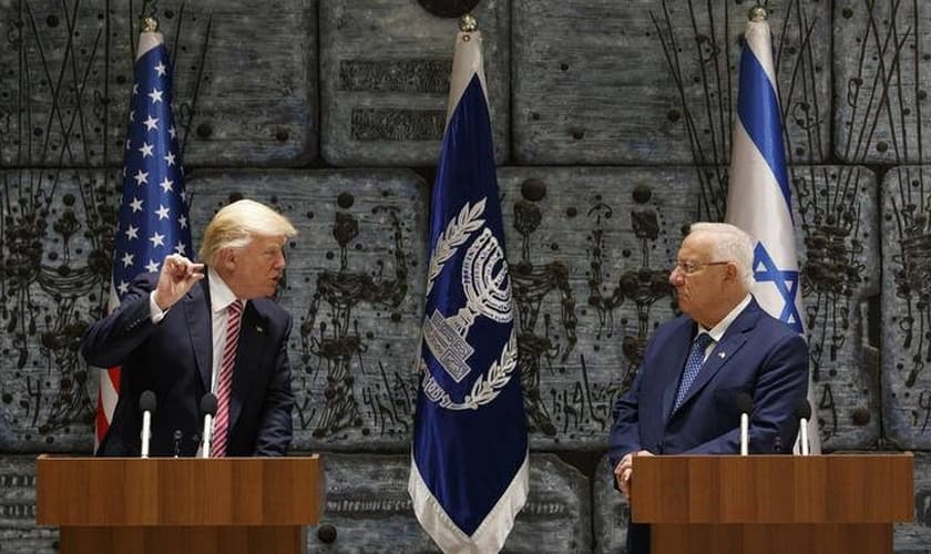 Donald Trump (esquerda) e Benjamin Netanyahu (direita). (Foto: Reuters)