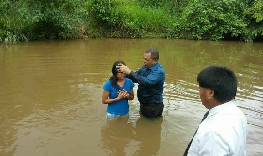 Cerca de 35 indígenas foram batizados no município de Barra do Garças, no Mato Grosso. (Foto: Reprodução/Facebook)