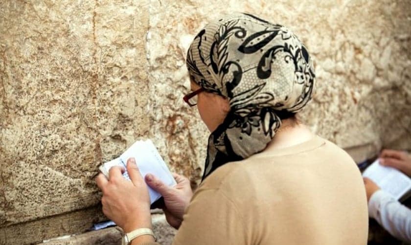 Mulher judaica orando no Muro das Lamentações, em Jerusalém. (Foto: Reprodução)