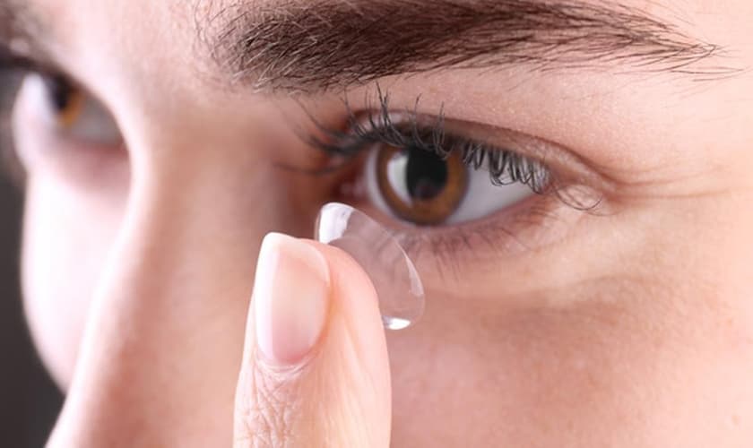É preciso aprender a usar lentes de contato da forma mais correta possível. (Foto: Shutterstock)