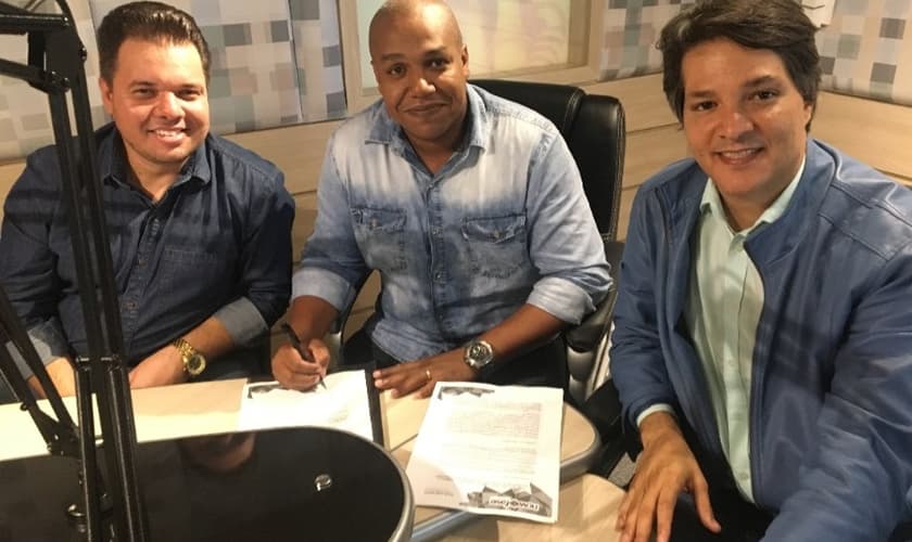 Assinatura do contrato: Ricardinho Carvalho, Peter Quintino e Gilvandro Oliveira. (Foto: Divulgação)