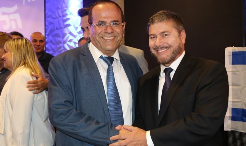Ministro das Comunicações de Israel, Ayoub Kara, ao lado do conferencista e escritor Joel Engel. (Foto: Joel Engel)