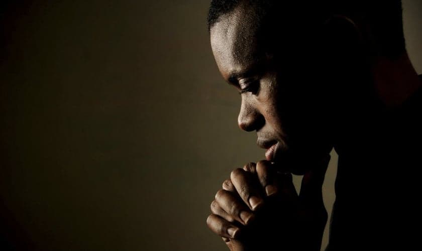 Imagem ilustrativa. Pastor afirma que a falta de oração se tornou um pecado predominante na igreja. (Foto: Getty Images)
