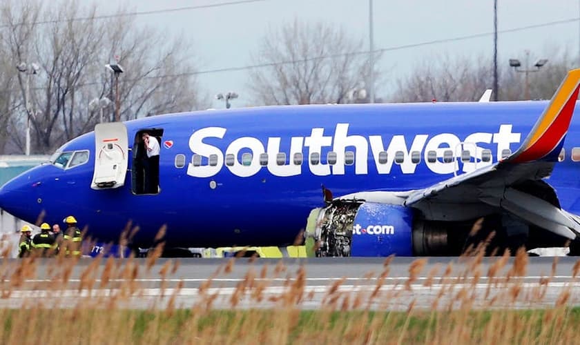 Avião da Southwest Airlines na pista do Aeroporto Internacional da Filadélfia após um pouso de emergência. (Foto: David Maialetti/AP)