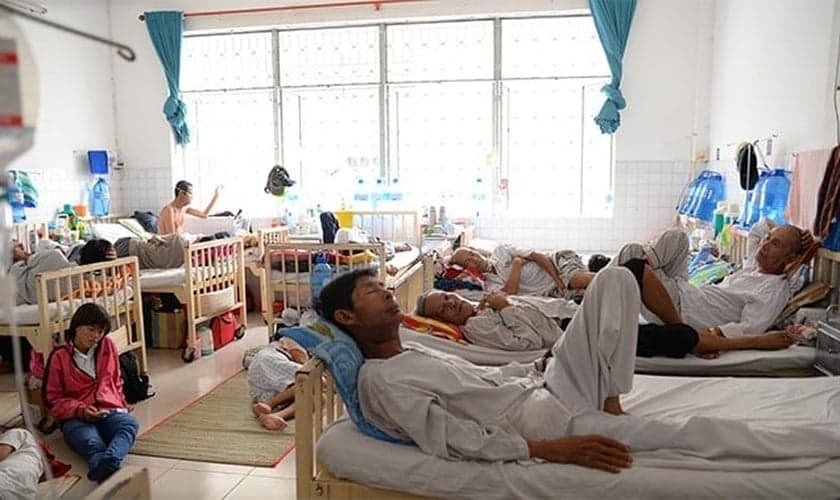 Pacientes enfrentam dificuldades no Hospital de Oncologia da cidade de Ho Chi Minh, no Vietnã. (Foto: Tuoi Tre)