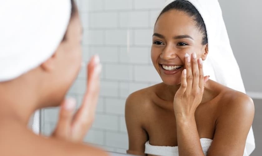 Uma rotina rigorosa de cuidados com a pele é essencial para mantê-la saudável. (Foto: Reprodução/Getty Images)