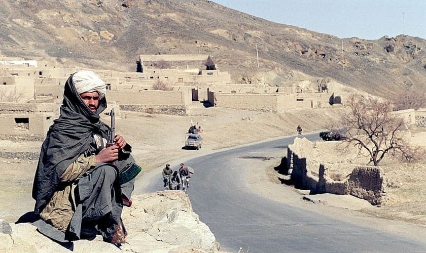 Afegão militante do Talibã guarda estrada ao sudeste de Cabul, em 1995. (Foto: AF)