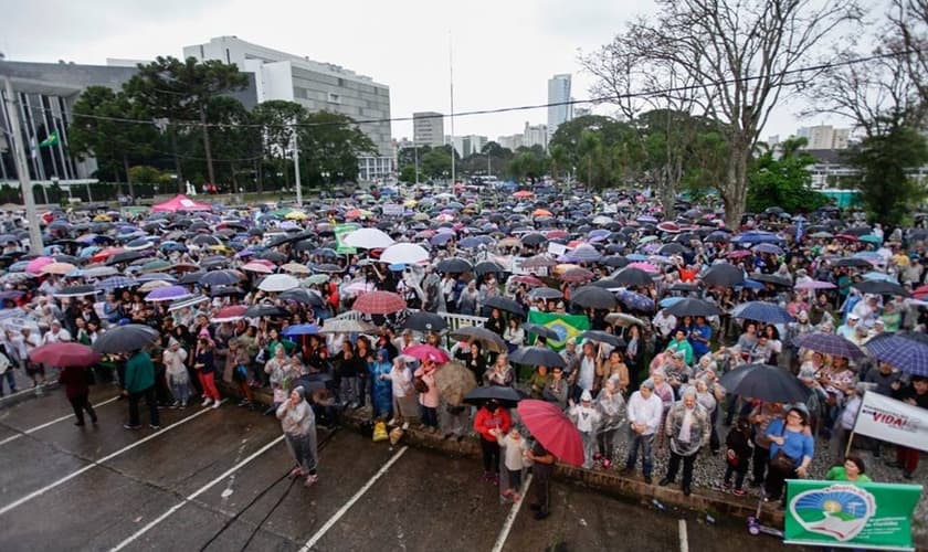 Manifestantes se reuniram em frente ao Palácio Iguaçu, no Centro Cívico de Curitiba. (Foto: Fernando Zequinão/Gazeta do Povo)