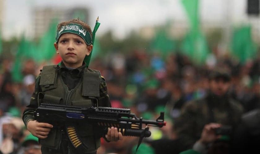 Durante os ataques, as crianças são usadas pelos terroristas palestinos como escudos humanos e alvos militares. (Foto: Israel Resource Review)