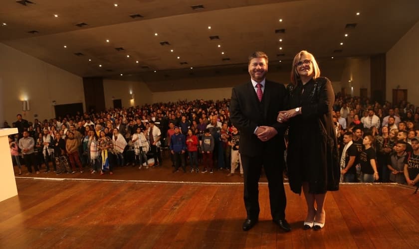 Pastor Joel Engel e sua esposa, Mara Engel, na Escola Profética 2018. (Foto: Divulgação)