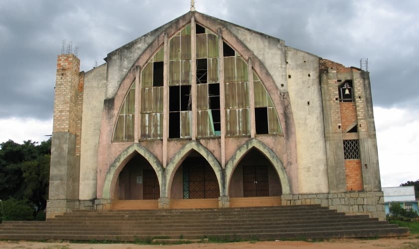 Milhares de igrejas foram fechadas em Angola, após o governo sancionar uma lei que faz exigências abusivas às denominações. (Foto: Africa Feeds)