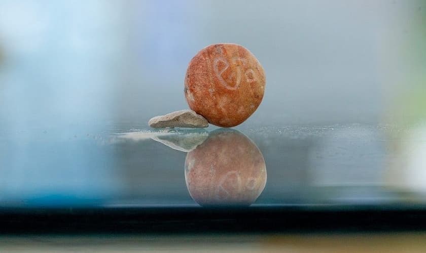 A pedra conhecida como 'beca' já havia sido citada como moeda no livro de Êxodo e continuou sendo assim usada nos tempos do rei Salomão. (Foto: Eliyahu Yanai / City of David)
