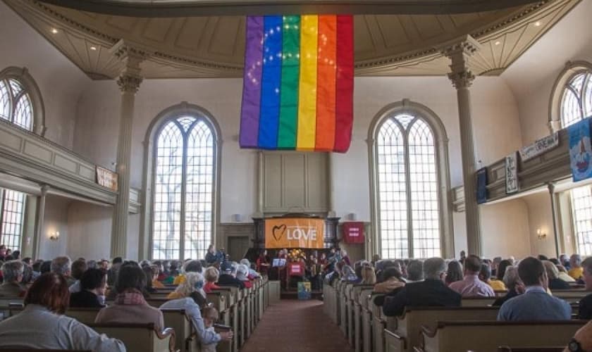 Bandeira LGBT estendida na Igreja Unitária da Providência, uma denominação classificada como inclusiva. (Foto: First Unitarian Church of Providence)