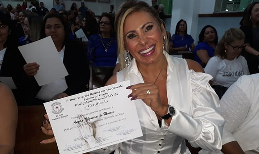 Angela Bismarchi recebeu o diploma do Discipulado Plenitude de Vida. (Foto: Divulgação)