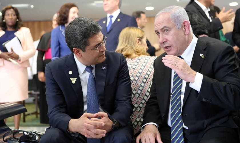 O primeiro-ministro de Israel, Benjamin Netanyahu, em conversa com o presidente de Honduras, Juan Orlando Hernández, em Brasília. (Foto: Reuters)
