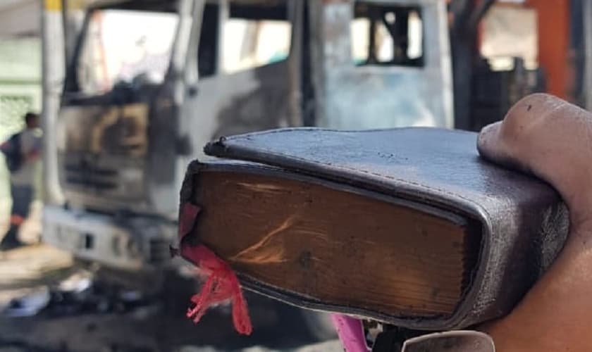 Bíblia foi o único objeto que se salvou no veículo incendiado. (Foto: Dorian Girão/TV Jangadeiro)