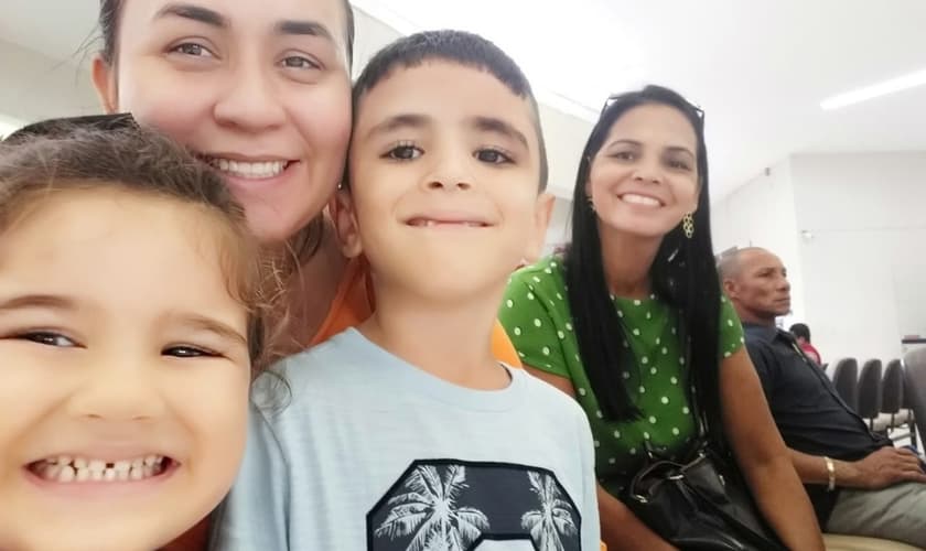 Família reunida na igreja para testemunhar o milagre na vida de Renan e Giovana. (Foto: Arquivo Pessoal/Thayane Maia)