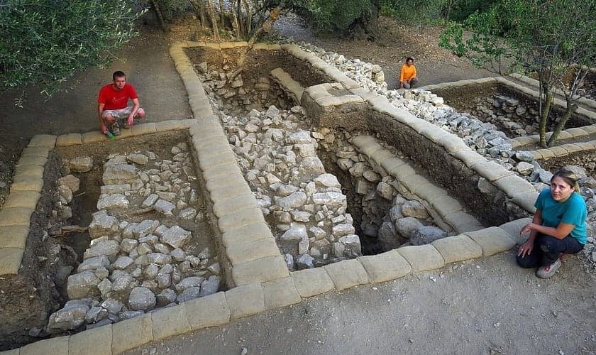 No terraço superior de Quiriate-Jearim, uma parede maciça foi desenterrada abaixo do solo superficial. (Foto: Escavações da Família Shmunis em Quiriate-Jearim)