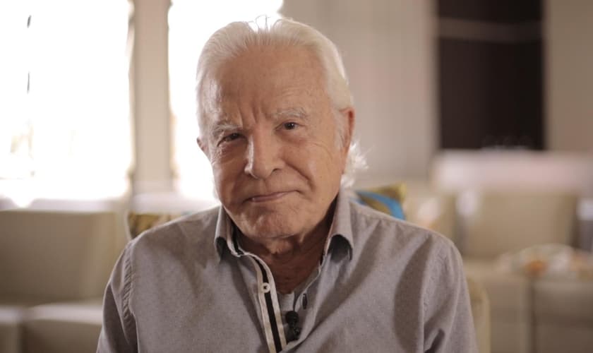 Cid Moreira tem 91 anos e ainda hoje é reconhecido pelo seu trabalho que gravou a Bíblia em áudio. (Foto: UOL)