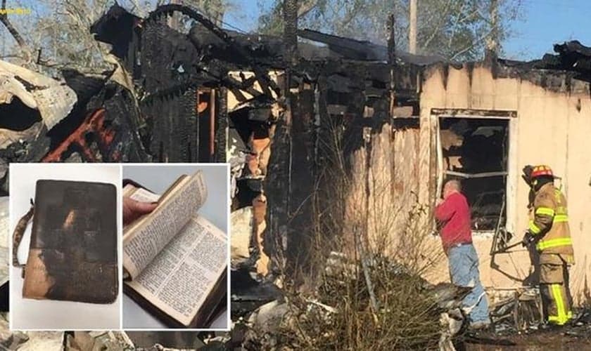 A Bíblia sobreviveu a um incêndio devastador em uma casa, levando o bombeiro às lágrimas. (Foto: Fox News)