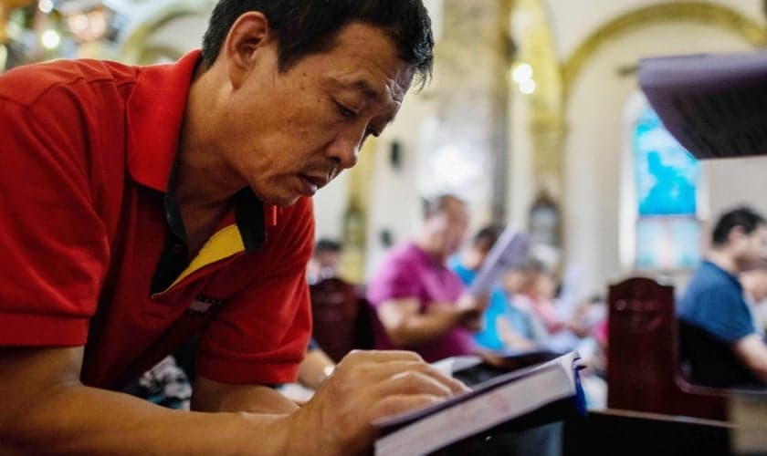 Chinês lê Bíblia em igreja na China. (Foto: Reprodução/Dayli Signal)