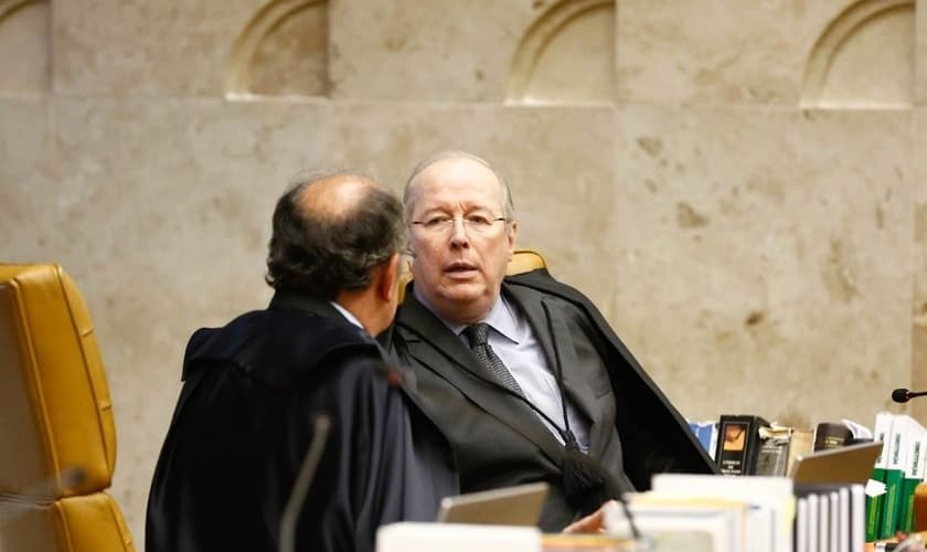 Celso de Mello conversa com Gilmar Mendes no Supremo Tribunal Federal. (Foto: STF)
