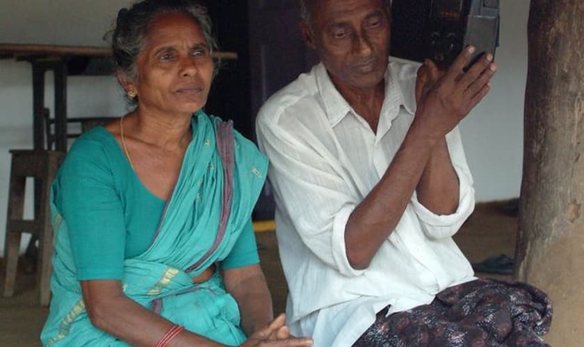 Gagana e Shreyars ouviram um programa de rádio e descobriram o amor de Deus. (Foto: Gospel For Asia)