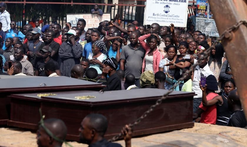 Caminhão carrega caixões de pessoas mortas pelos pastores Fulani, em Makurdi, na Nigéria. (Foto: Reuters/Afolabi Sotunde)