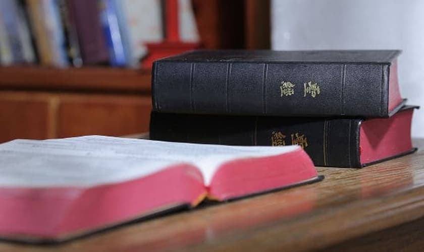 A pessoa que tem Bíblia é alvo de perseguição na China. (Foto: Divulgação/Bitter Winter)
