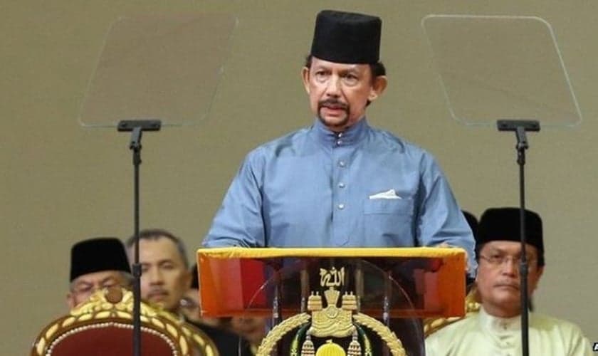 Sultão de Brunei, Hassanal Bolkiah, adotou a lei Sharia em sua total extensão, após exigir que o país tivesse um ensino islâmico rigoroso. (Foto: BBC)