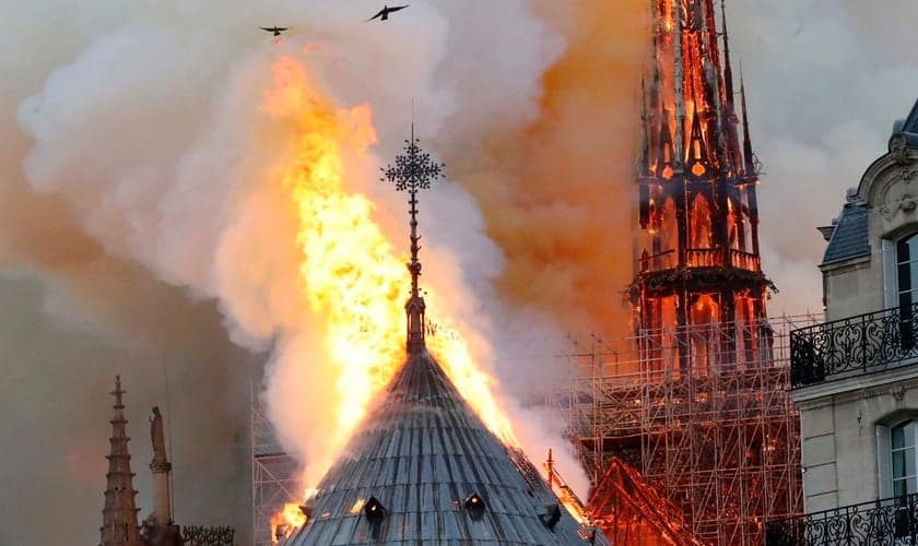 Chamas consomem a Catedral de Notre-Dame, em Paris, em 15 de abril de 2019. (Francois Guillot / AFP / Getty Images)