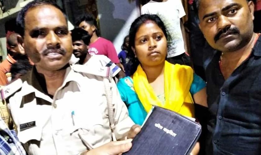 Os aldeões entregam a Bíblia à polícia em Lalpur como evidência contra os cristãos de Jharkhand, na Índia. (Foto: Reprodução/Star Morning News)