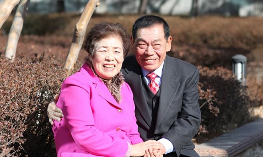 Casal conheceu Jesus durante viagem à Coreia do Sul, quando visitaram o filho. (Foto: Reprodução/Manmim)