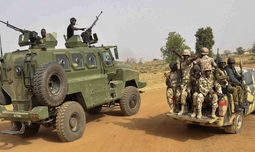 Tropas nigerianas resgatam sequestrados pelo Boko Haram. (Foto: Reprodução/Daily Post)