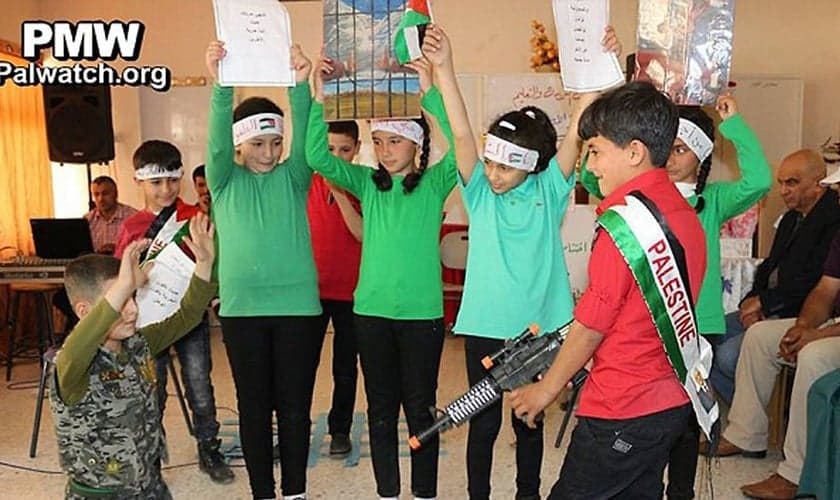 Crianças palestinas encenam a execução de um soldado israelense em uma escola de Hebron. (Foto: YNet News)