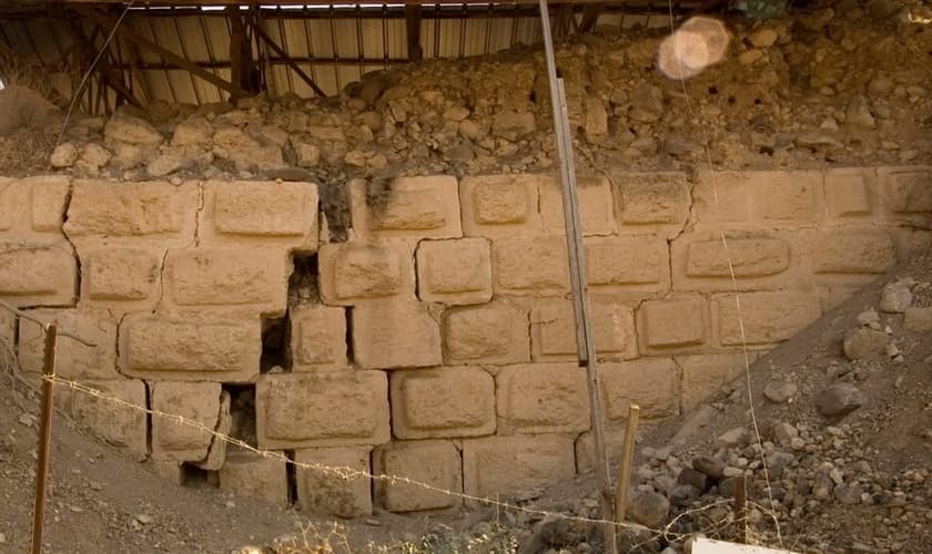 Muro quebrado pelo terremoto no castelo das Cruzadas encontrado em Tell Ateret, que foi construído inteiramente perto da fenda do Mar Morto. (Foto: Reprodução/Haaretz)