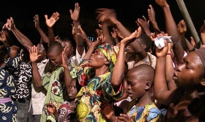 Cristãos cantam durante culto na Nigéria. (Foto: Reuters)