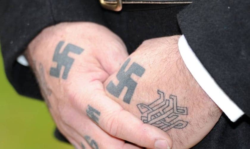 O homem resgatado pelos adolescentes judeus tem o conhecido símbolo judeu tatuado na mão. (Foto: Independent)