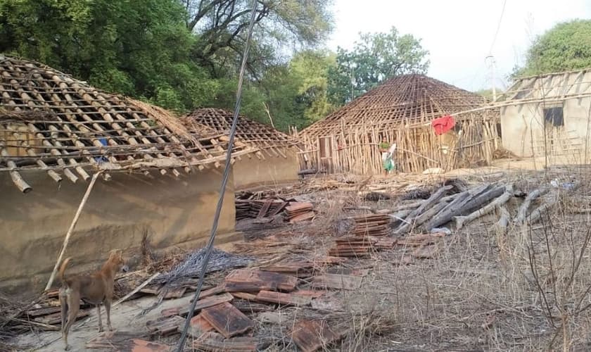 Casas dos cristãos tribais foram destruídas pelos aldeões em Chhattisgarh, na Índia. (Foto: Reprodução/Morning Star News)