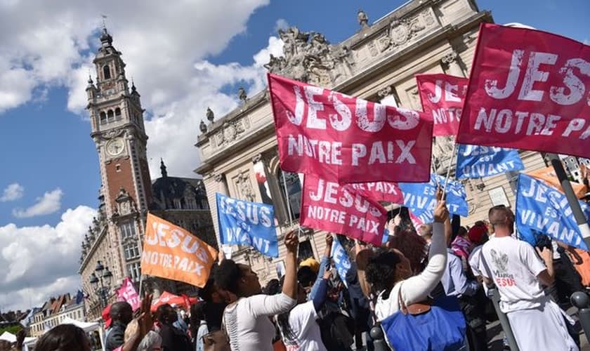 Milhares marcharam para testemunhar sua fé em Jesus na França. (Foto: Reprodução/Evangelical Focus)
