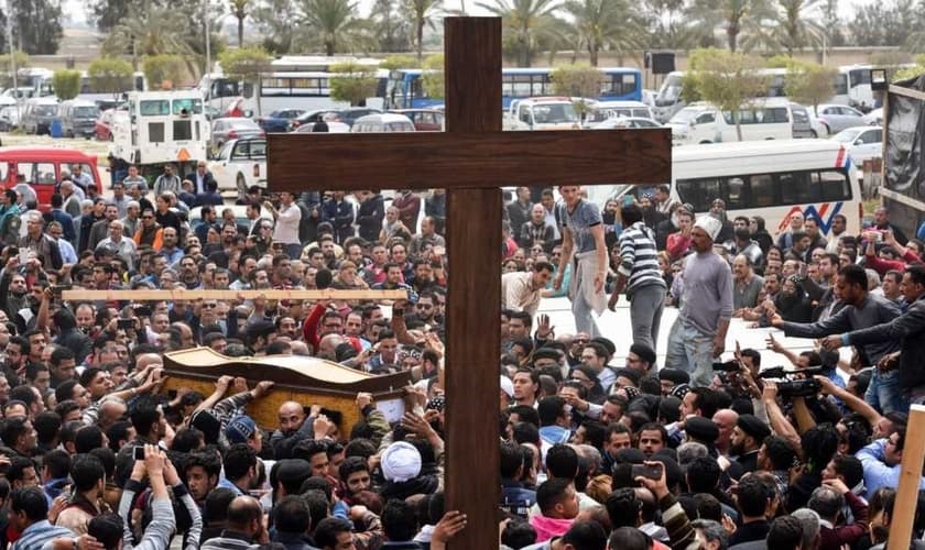 Multidão de cristãos coptas do Egito. (Foto: Reprodução/Getty)