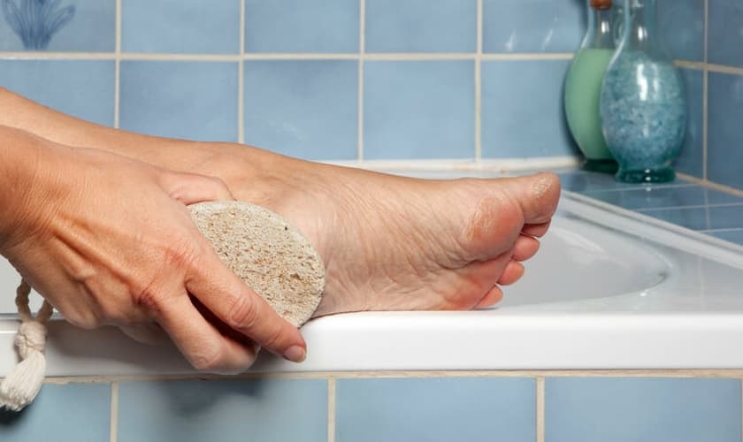 O hábito de lixar demais os pés é extremamente prejudicial, segundo especialistas. (Foto: Reprodução/Pinterest)