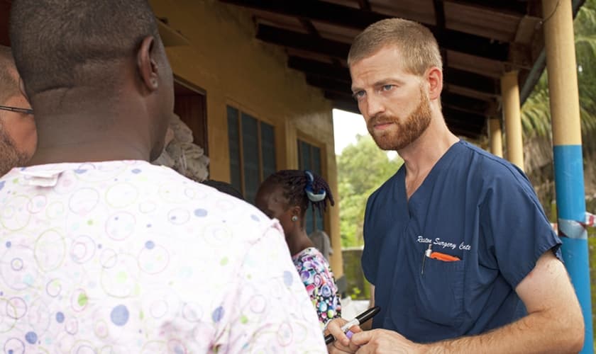 Dr. Kent Brantly com paciente na Libéria antes de contrair o Ebola em julho de 2014. (Foto: Samaritan’s Purse)