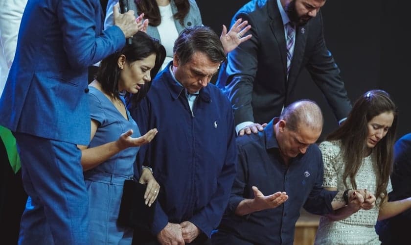 Presidente Jair Bolsonaro recebe oração ao lado da primeira-dama, do ministro Onyx  Lorenzoni e sua esposa. (Foto: Gabriel de Souza/Sara Nossa Terra)